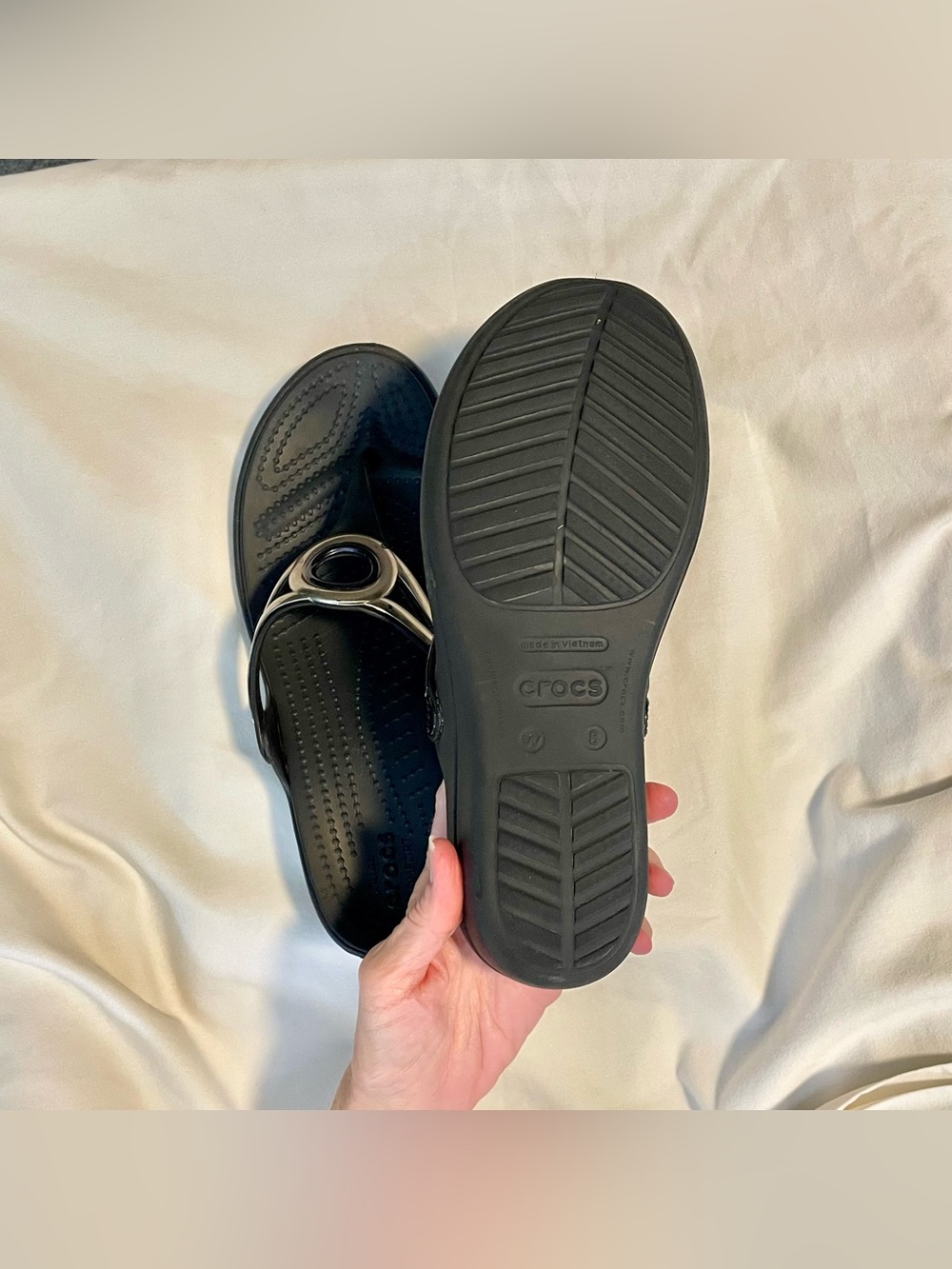 CROCS Sanrah Wedge - Silver Ring/Comfort/Flip~Flop - Women’s Sz 8 - Black/Silver - Picture 8 of 10